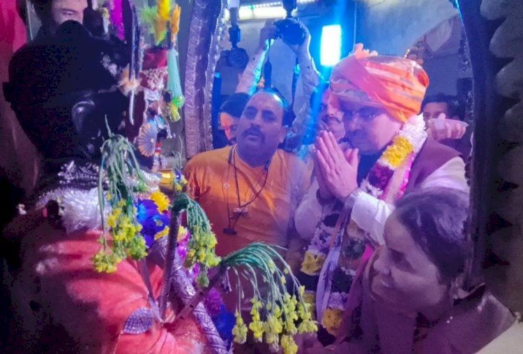 राजस्थान के सीएम पहुंचे मथुरा, राधाकृष्ण की पूजा