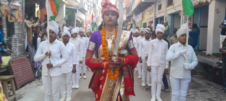 हनुमत विद्यालय की बालिकाओं की झांकियां को देख नगरवासी देश भक्ति के रंग में डूबे 