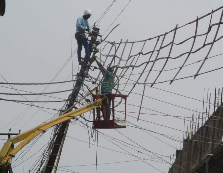 नगर मे जर्जर तारो के सहारे की जाती है बिजली आपूर्ति:उच्चाधिकारियों ने बंद कर रखी है आंखे 