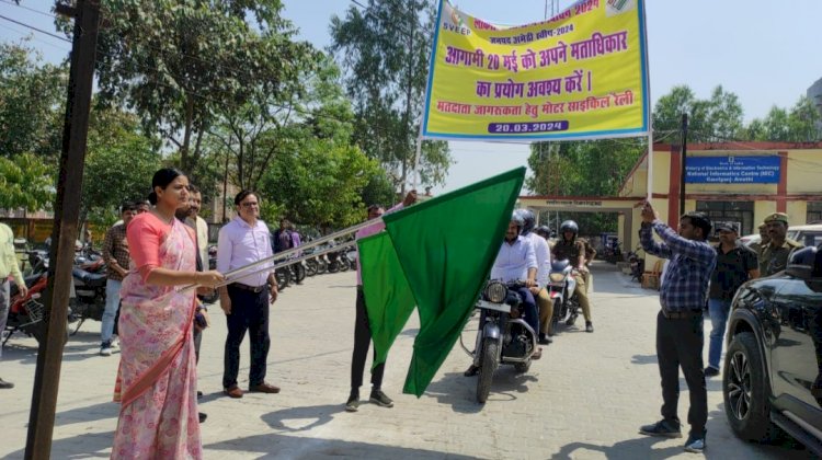 परिवहन विभाग द्वारा निकाली गई बाइक रैली को डीएम व सीडीओ ने हरी झंडी दिखाकर किया रवाना