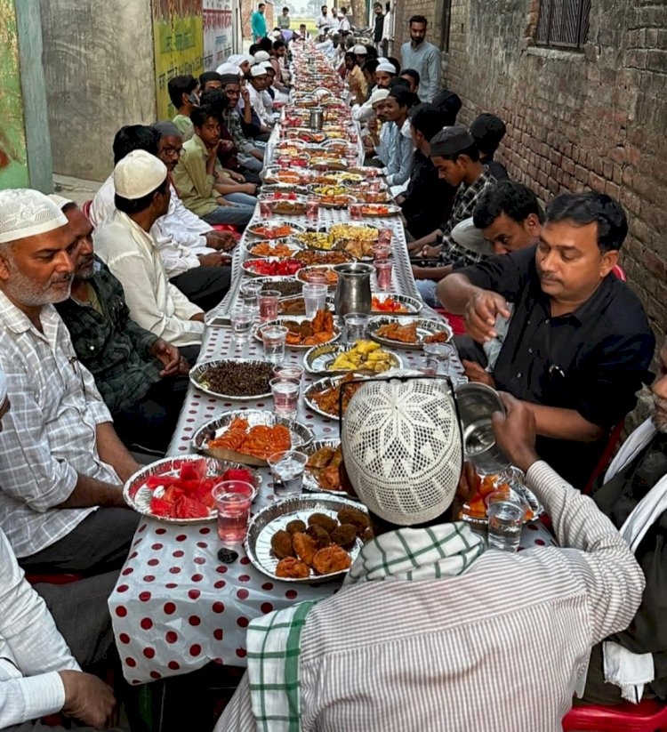 रोज़ा इफ्तार में गंगा:जमुनी तहज़ीब के लिए उठे हाथ