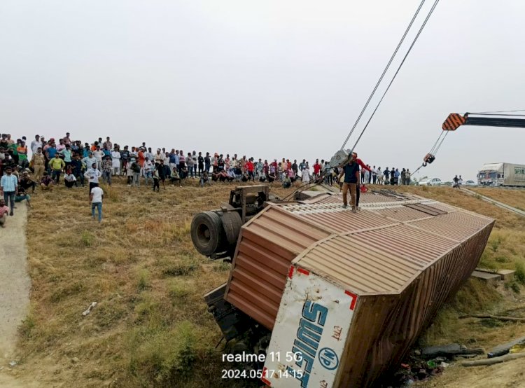 कंटेनर अनियंत्रित होकर पलटा, चालक की मौत खलासी घायल